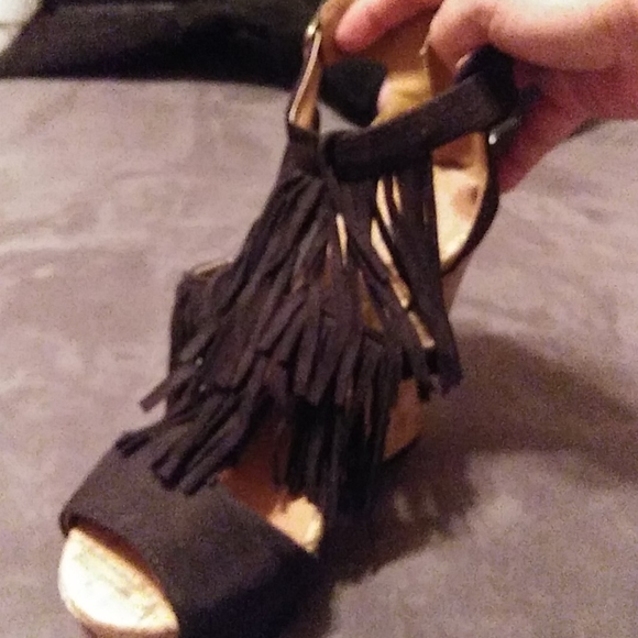 Needing badly to clean out closet lol - Picture 5 of 8